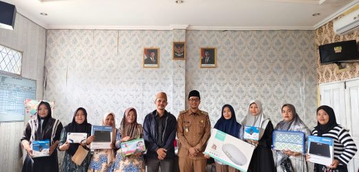 Pemdes Sindangheula Salurkan Alat Kesehatan untuk Kader Posyandu