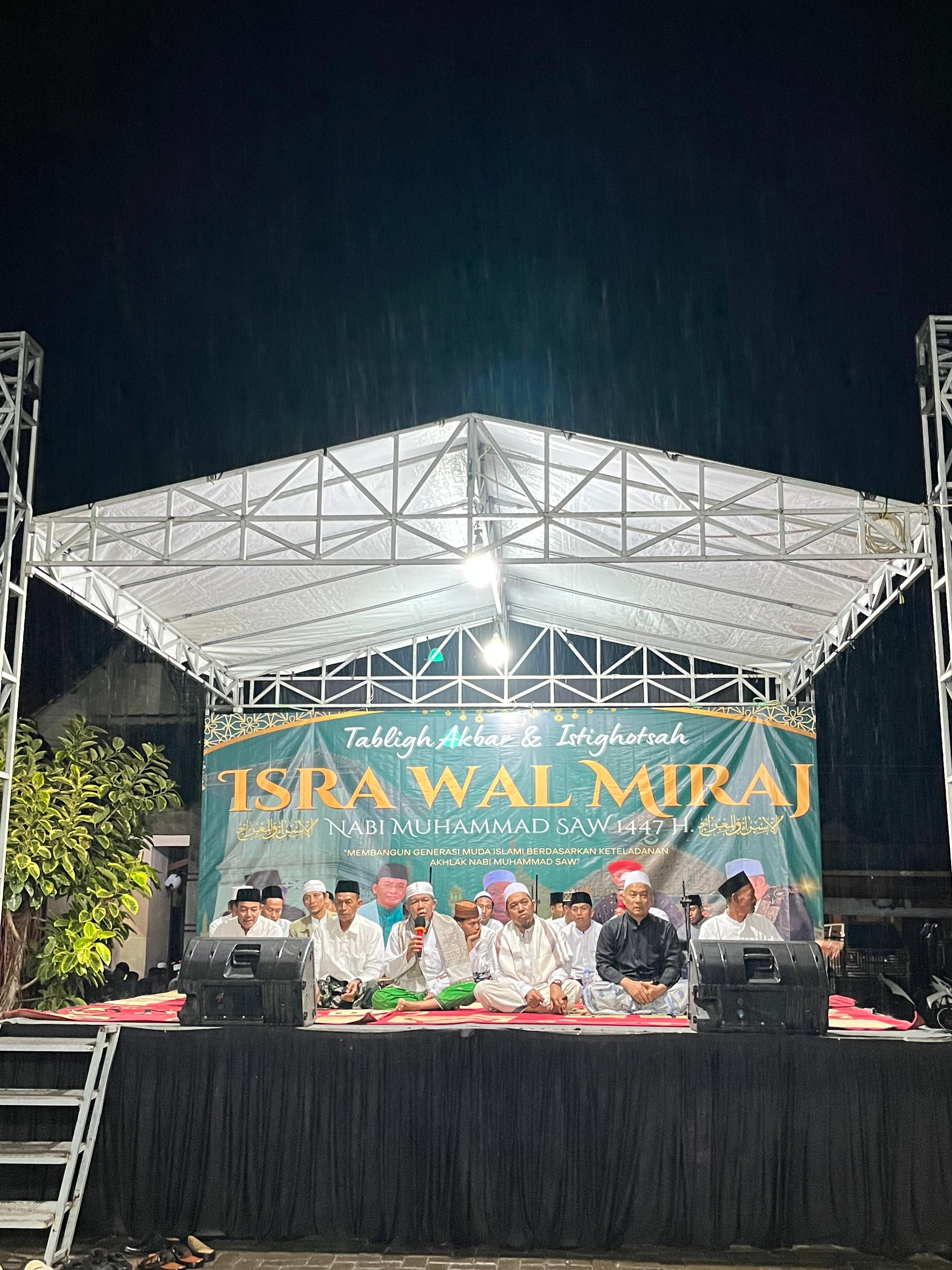 Tabligh Akbar dan istigosah.isra wal miraj link kasunyatan antusias walau di guyur hujan rintik rintik