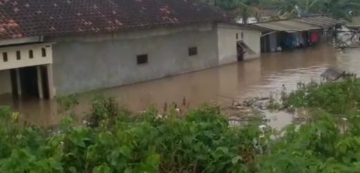 Banjir Terjang Lingkungan Kendal RT 09/03 kelurahan marga luyu kecamatan Kasemen Warga Menunggu Tindakan Cepat dari Pemkot Serang