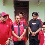 PDI Perjuangan Bersama REPDEM Temui Kepala Desa Idaman, Salurkan Bantuan Pascabencana