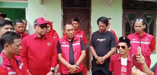 PDI Perjuangan Bersama REPDEM Temui Kepala Desa Idaman, Salurkan Bantuan Pascabencana