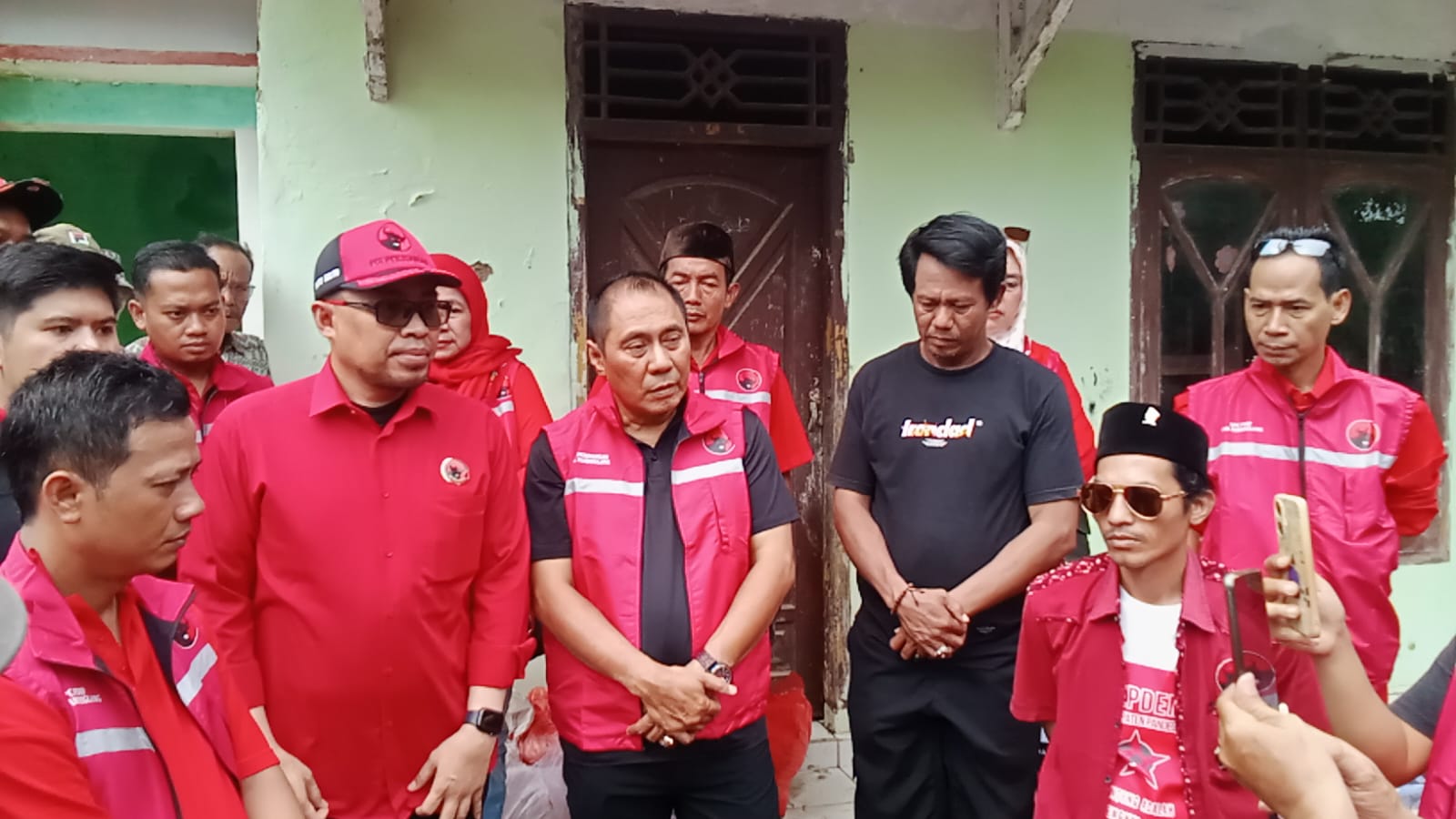 PDI Perjuangan Bersama REPDEM Temui Kepala Desa Idaman, Salurkan Bantuan Pascabencana