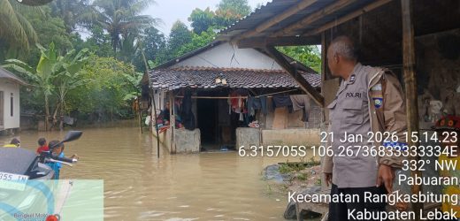 Kanit Binmas Polsek Rangkasbitung Polres Lebak Cek Rumah Warga Yang Terendam Air Akibat Luapan Sungai Ciujung