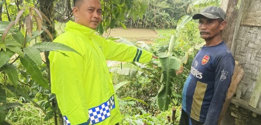 Personil Polsek Cikulur Polres Lebak monitoring  Rumah warga yang terkena longsor akibat curah hujan tinggi di wilayah Cikulur
