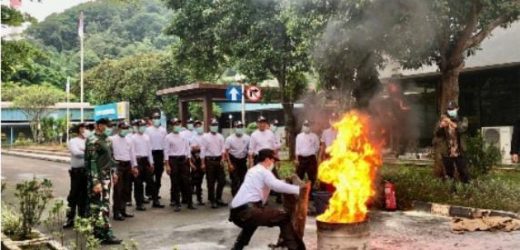 REFRESHMANS SATPAM UPDL SURALAYA DALAM PELATIHAN PEMADAMAN API DALAM MENGGUNAKAN APAR DAN APAT