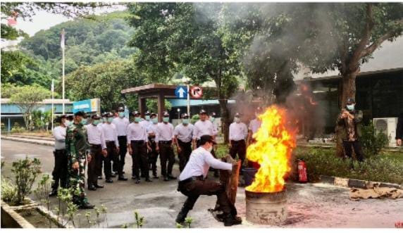 REFRESHMANS SATPAM UPDL SURALAYA DALAM PELATIHAN PEMADAMAN API DALAM MENGGUNAKAN APAR DAN APAT