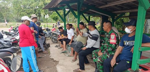 Pasca Hujan Deras, Babinsa dan Masyarakat Membersihkan Saluran Air Di Perumahan Graha Walantaka