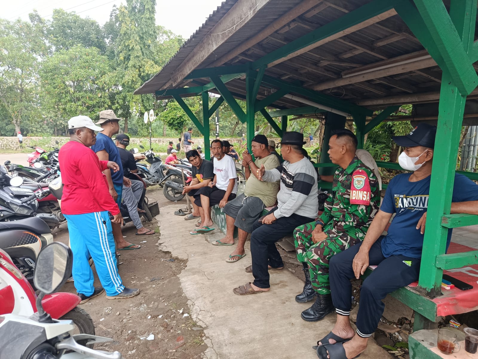 Pasca Hujan Deras, Babinsa dan Masyarakat Membersihkan Saluran Air Di Perumahan Graha Walantaka