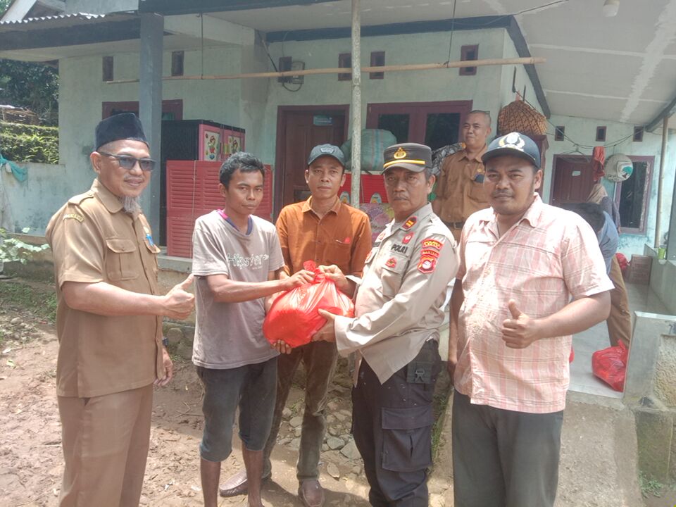 Kapolsek Muncang Salurkan Bantuan Sembako kepada Korban Bencana Pergeseran Tanah