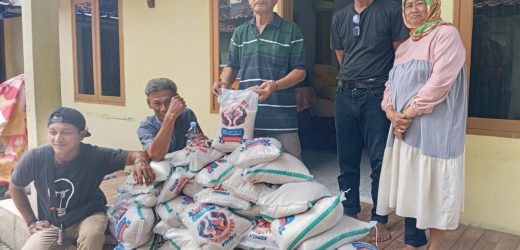 Respon Cepat Dinas Sosial Kota Serang Berikan Bantuan Warga Korban Banjir Di Lingkungan Kantin Rw. 08″