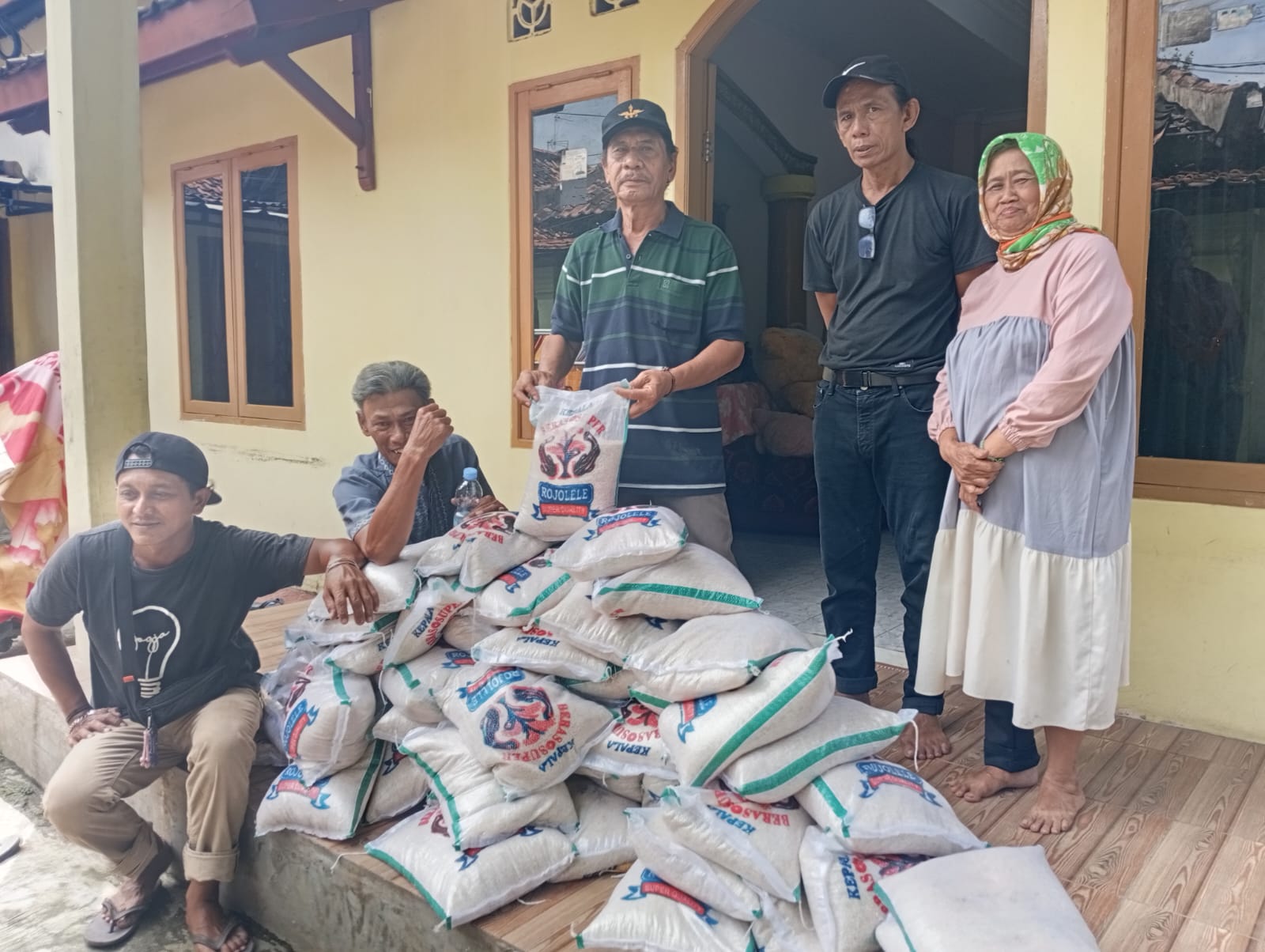 Respon Cepat Dinas Sosial Kota Serang Berikan Bantuan Warga Korban Banjir Di Lingkungan Kantin Rw. 08″