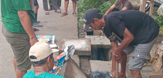 Warga perumahan mutiara indah bersama sama giat bersih bersih lingkungan intruksi presiden RI prabowo