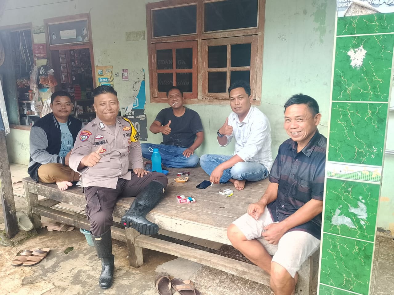 Bhabinkamtibmas Polsek Bojongmanik Polres Lebak Sambangi Warga di Desa Binaan