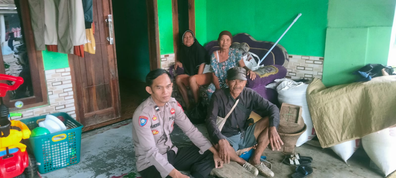 Bhabinkamtibmas Polsek Bojongmanik Polres Lebak Sambangi Warga di Desa Binaan