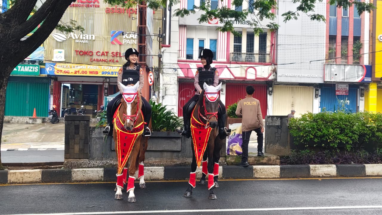 Gagah Namun Humanis, Pasukan Turangga Polri Sapa Warga dan Jaga Kamtibmas di CFD Margonda