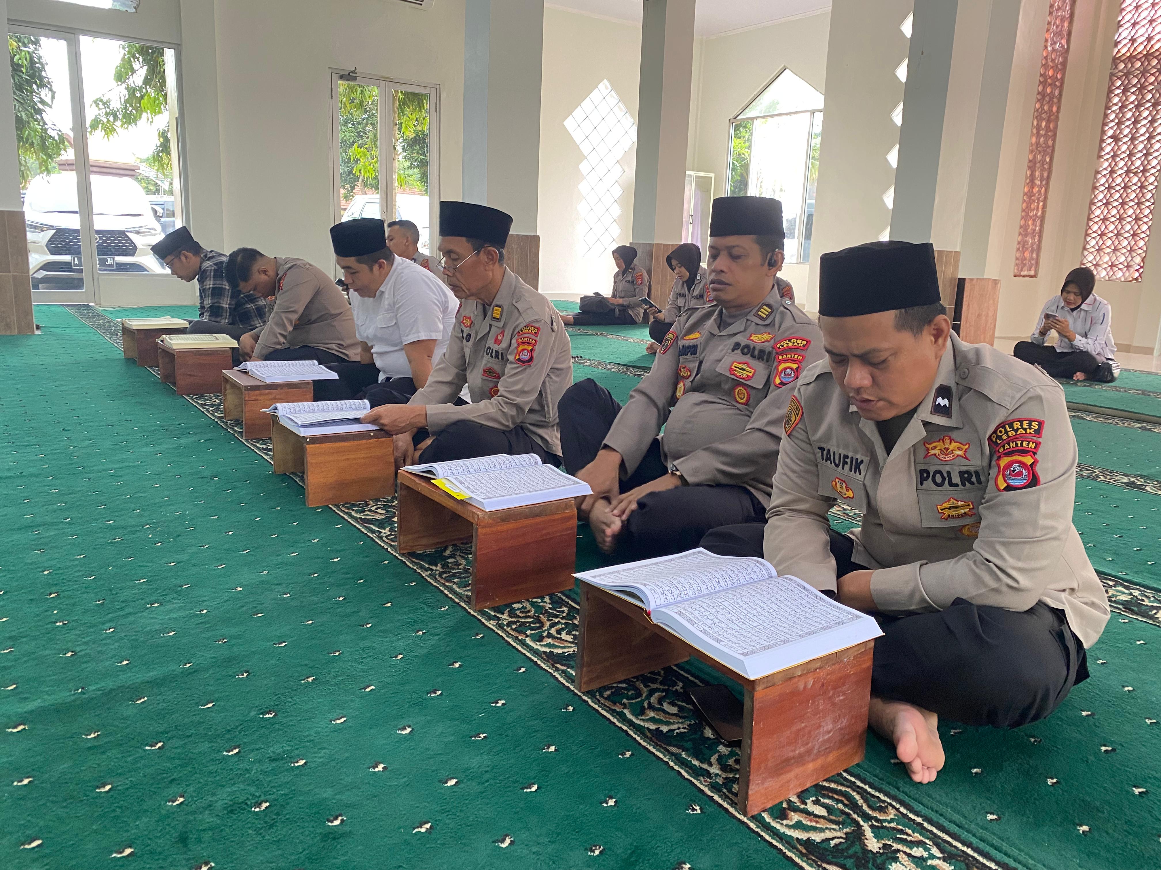 One Day One Juz, Polres Lebak Perkuat Pembinaan Rohani dan Mental Personel