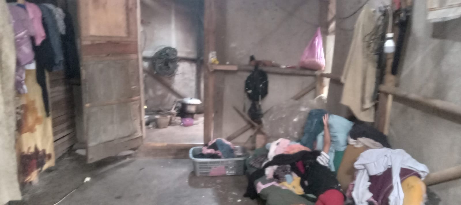 Memprihatinkan! 9 Jiwa Tinggal di Rumah Setengah Roboh di Kab. Serang, 1 Lansia Sakit Terbaring Tanpa Penanganan