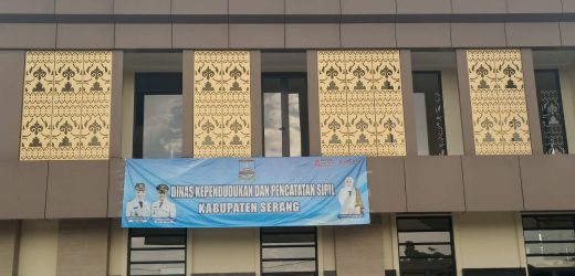 Dikonfirmasi Berulang Kali, Kadis Dukcapil Kabupaten Serang Terlihat Menghindar dari Wartawan