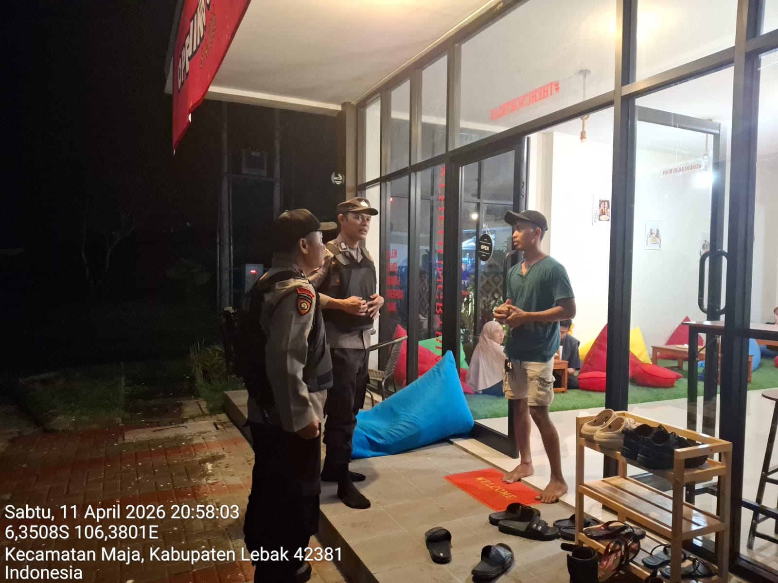 Antisipasi Gangguan Kamtibmas Anggota Polsek Maja Polres Lebak Laksanakan Patroli Dialogis Malam Hari Bersama Warga