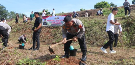 Kapolres Lebak Bersama Warga Laksanakan Penanaman Seribu Pohon di Curugbitung