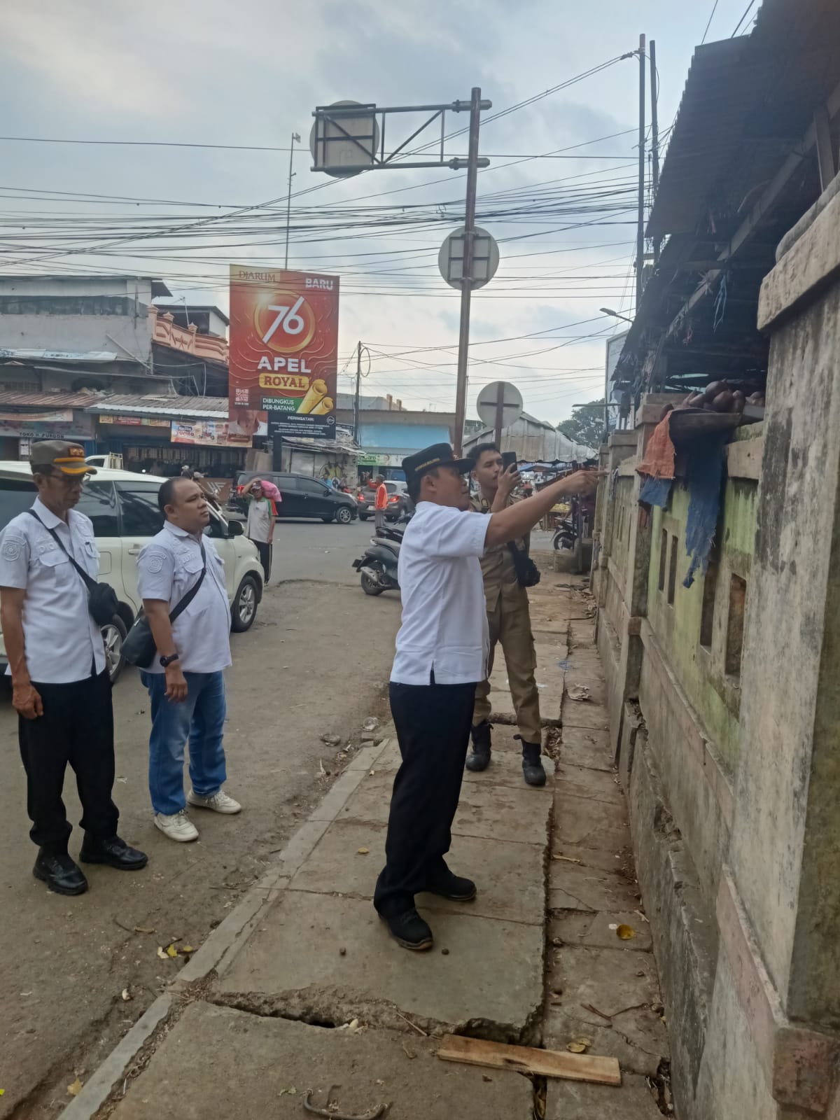 Satpol pp kota serang tertibkan pedagang pasar induk Rau demi kota serang bersih indah dan berbudi