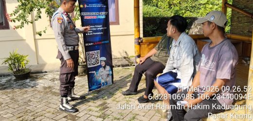 Kanit Provos Polsek Cibadak  Polres Lebak Sosialisasikan QR Barcode Propam Polri Kepada Masyarakat