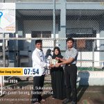 Kepala sekolah SMAN 1 Ciomas mengembalikan uang qurban kepada siswanya.