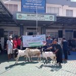 Pegawai kantor imigrasi kota serang berbagi Kebahagian dengan membagikan daging kurban