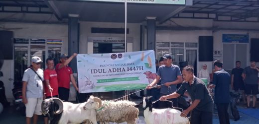 Pegawai kantor imigrasi kota serang berbagi Kebahagian dengan membagikan daging kurban