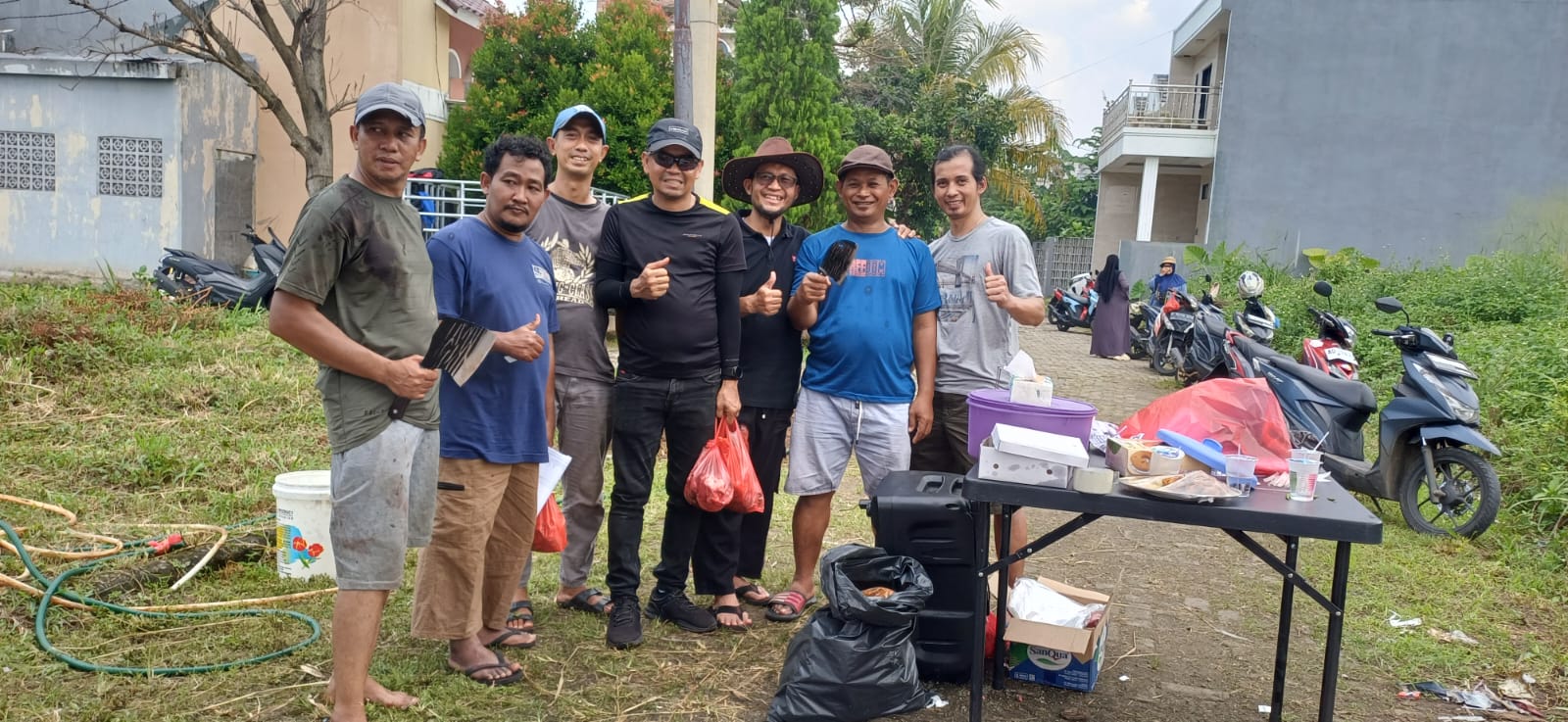Penuh Kebersamaan, Warga DMarco Residence Gotong Royong Bagikan Daging Qurban untuk Masyarakat Sekitar