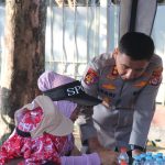 Kapolres Lebak Bersama Personel Bagikan Nasi Gratis kepada Masyarakat