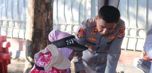 Kapolres Lebak Bersama Personel Bagikan Nasi Gratis kepada Masyarakat