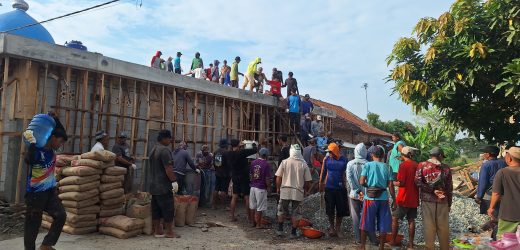 Warga dermayon antusias gotong royong pengecoran musolah Nurul iman
