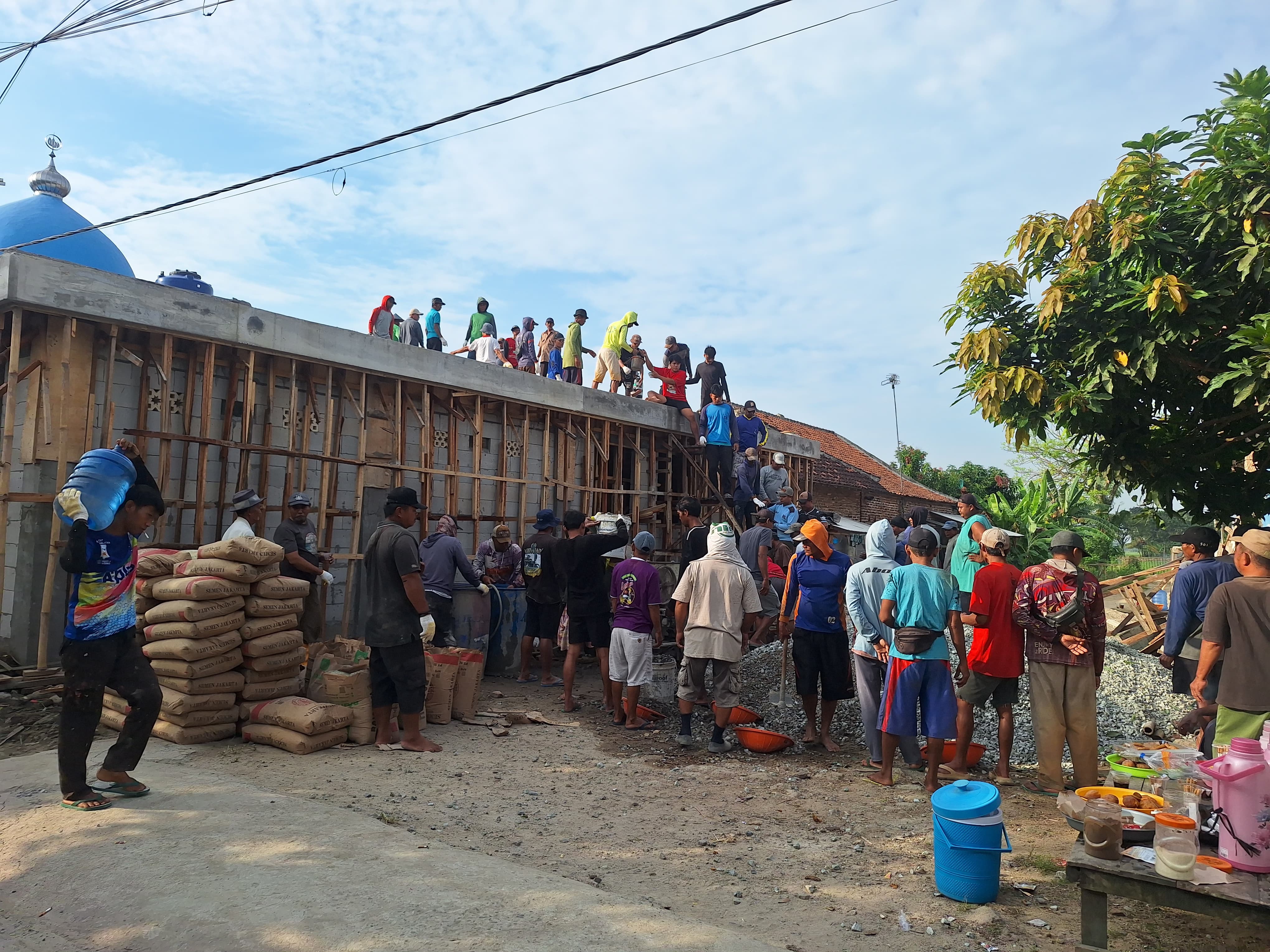 Warga dermayon antusias gotong royong rehab musolah Nurul iman.swadaya masyarakat