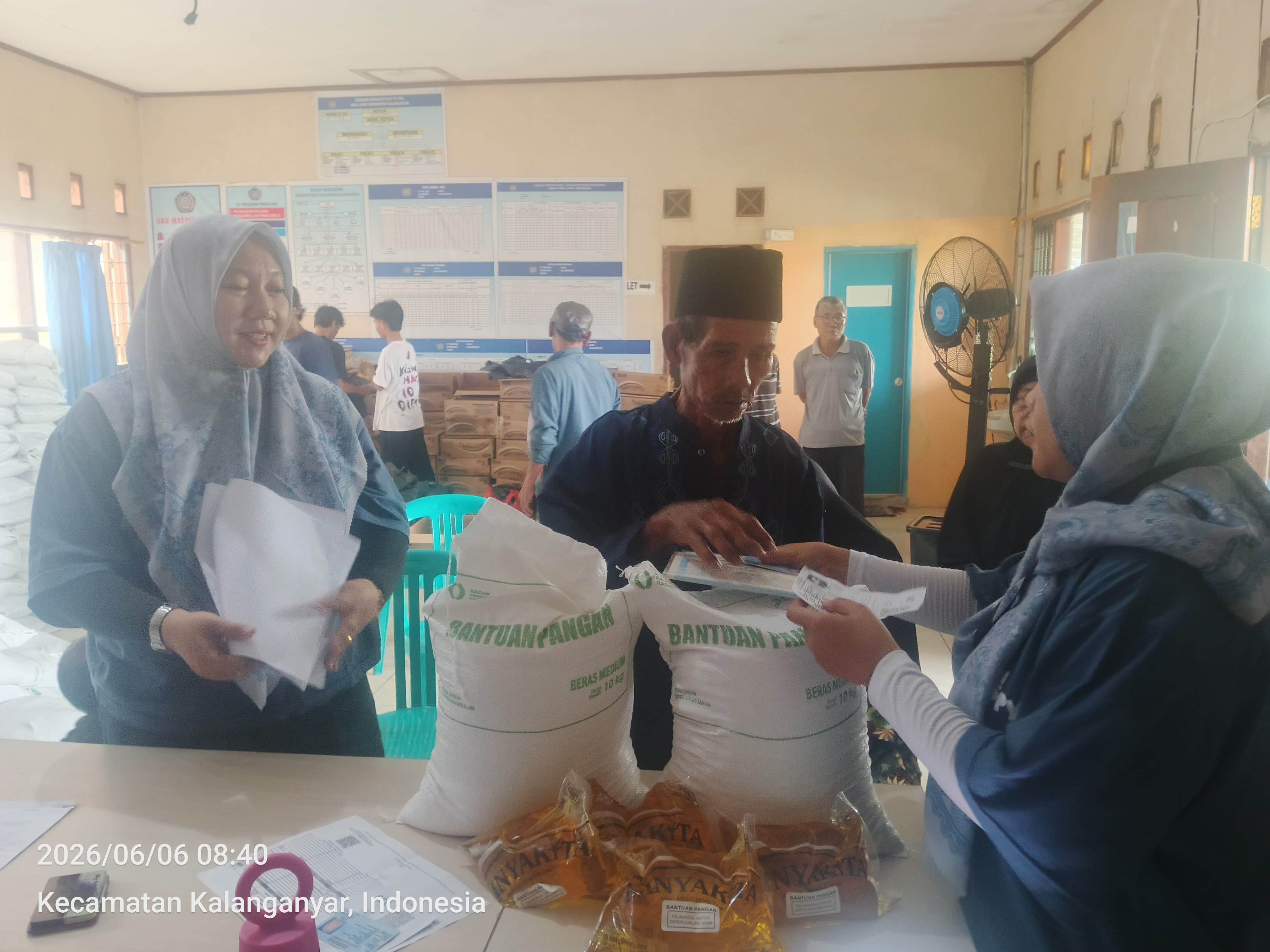 Penyaluran Beras Bantuan dari Kementrian Pangan Nasional melalui Pemerintah Desa Aweh
