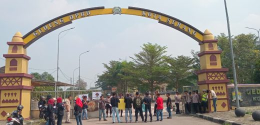 KOALISI BADDAK BANTEN GELAR UNRAS DAN SERAHKAN BERKAS DUGAAN RANGKAP JABATAN ( AH ) SEBAGAI ANGGOTA DPRD KOTA SERANG.