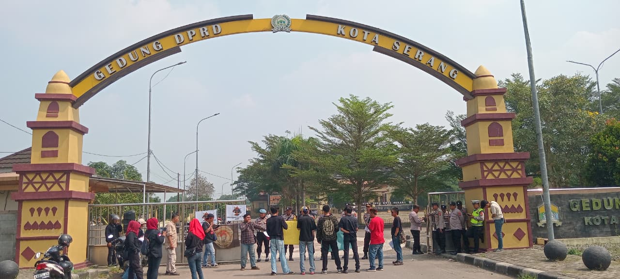 KOALISI BADDAK BANTEN GELAR UNRAS DAN SERAHKAN BERKAS DUGAAN RANGKAP JABATAN ( AH ) SEBAGAI ANGGOTA DPRD KOTA SERANG.