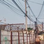 kabel semrawut/menjuntai yang membahayakan pengendara, kecelakaan kerja teknisi, dan konflik pemasangan tanpa izin.