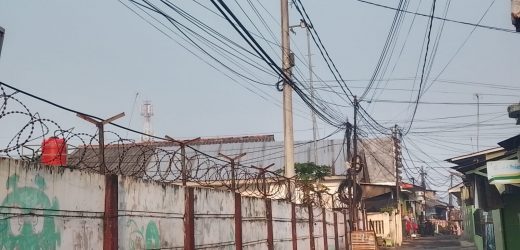 kabel semrawut/menjuntai yang membahayakan pengendara, kecelakaan kerja teknisi, dan konflik pemasangan tanpa izin.