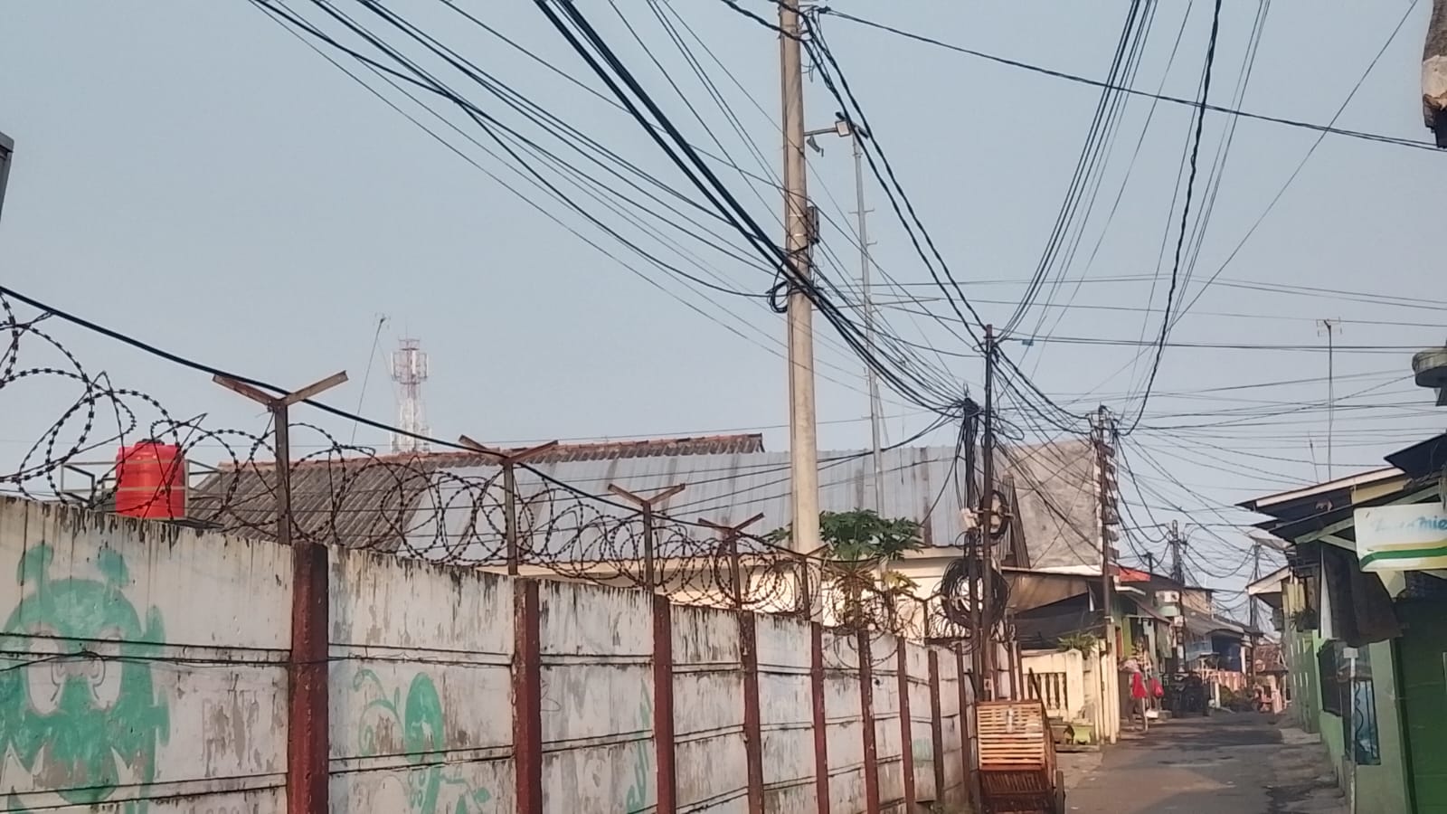kabel semrawut/menjuntai yang membahayakan pengendara, kecelakaan kerja teknisi, dan konflik pemasangan tanpa izin.
