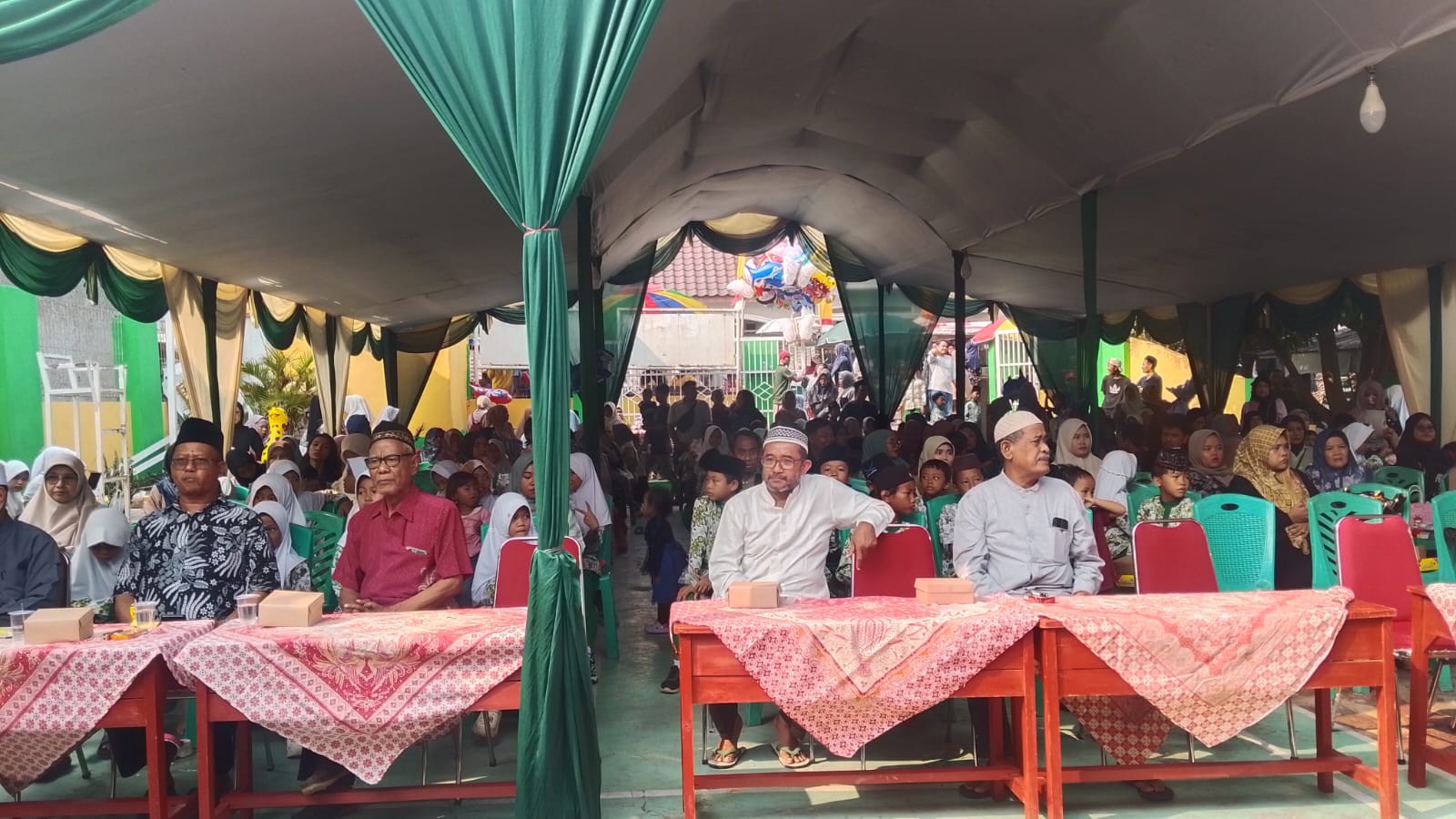 IHTIFALAN DAN PENGLEPASAN SISWA SISWI TKA TPA Alhusniyah,MADRASAH DINIYAH ISLAMIYAH GUPPY ” Terwujudnya generasi islam yang beriman, Berakhlakul karimah,Berilmu Pengetahuan Agama sesuai Tuntunan Allah Swt dan Rasulullah Saw