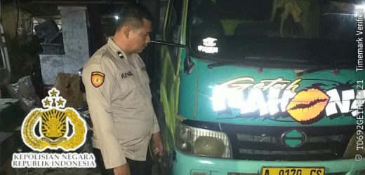 Dua Anggota Piket Polsek Kasemen Datangi TKP Laka Lantas di BTN Cengkok Margaluyu
