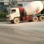 Kendaraan plen Trias tak melakukan penyiraman serta keselamatan serta pengguna jalan akibat debu kendaraan keluar masuk