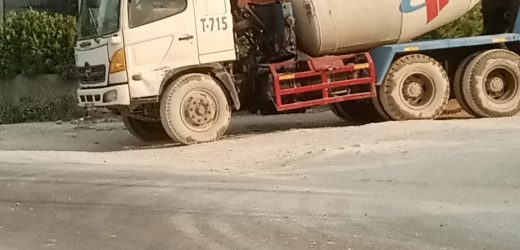 Kendaraan plen Trias tak melakukan penyiraman serta keselamatan serta pengguna jalan akibat debu kendaraan keluar masuk