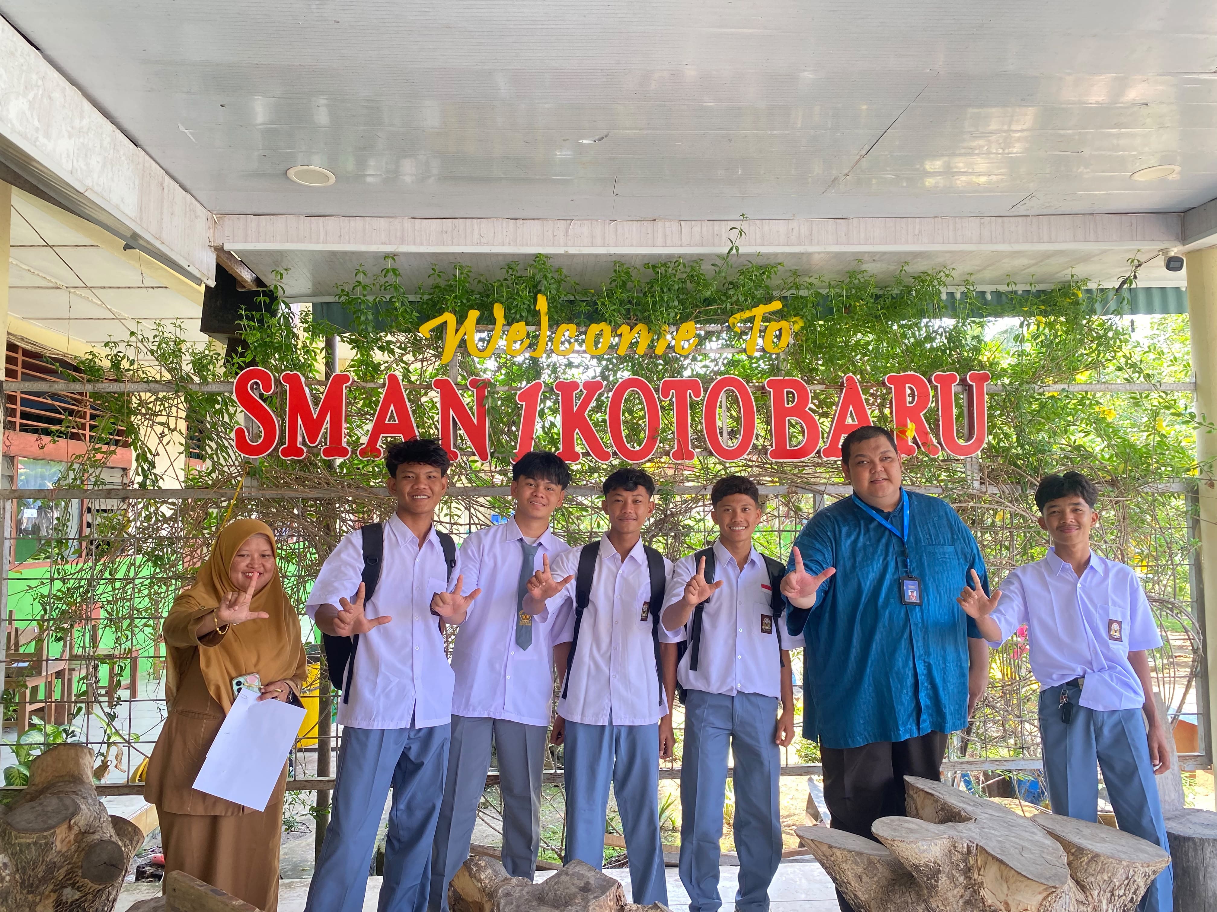 Relima Perpusnas RI Lokus Dharmasraya Goes to School Warnai MPLS SMAN 1 Koto Baru, Alumni Berbagi Inspirasi untuk Generasi Berprestasi