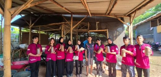 Mahasiswa KKM UNIBA kelompok 2 kelurahan Dalung, Bidang 2 Dampingi UMKM Budidaya Jamur di Jagarayu, Dalung.