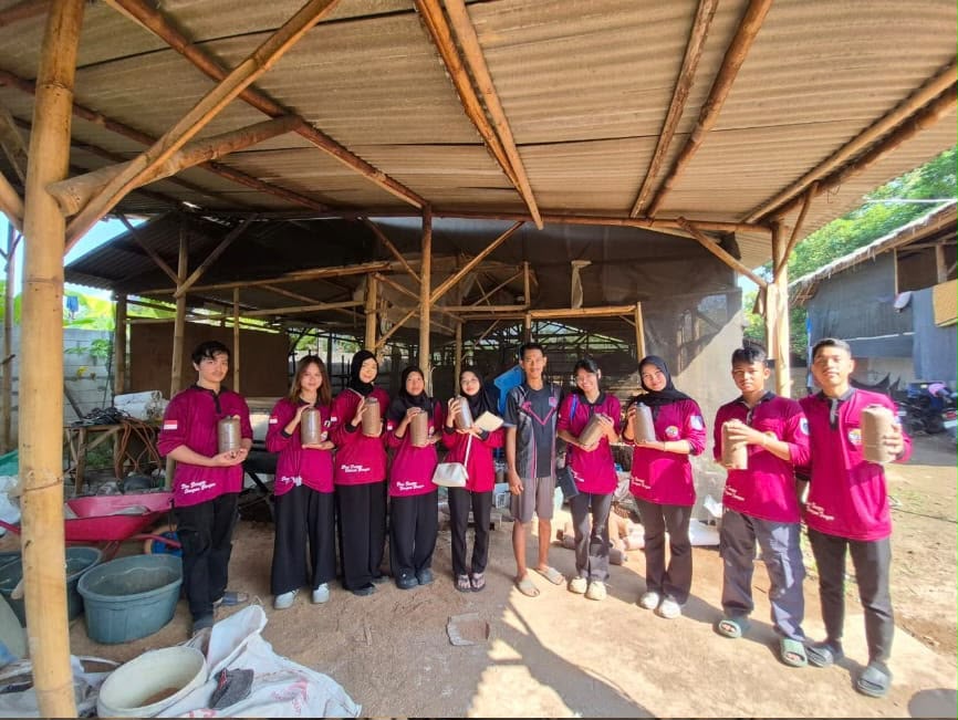 Mahasiswa KKM UNIBA kelompok 2 kelurahan Dalung, Bidang 2 Dampingi UMKM Budidaya Jamur di Jagarayu, Dalung.