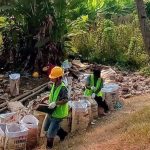 Warga Kecam Tumpukan Matrial Yang Menumpuk Sembarang di Pinggir Jalan Raya
