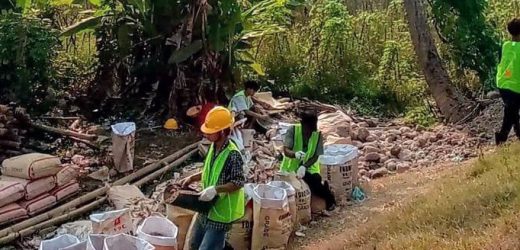 Warga Kecam Tumpukan Matrial Yang Menumpuk Sembarang di Pinggir Jalan Raya