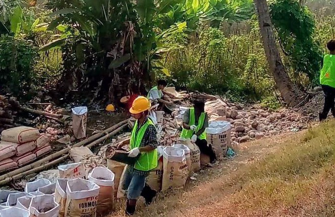 Warga Kecam Tumpukan Matrial Yang Menumpuk Sembarang di Pinggir Jalan Raya